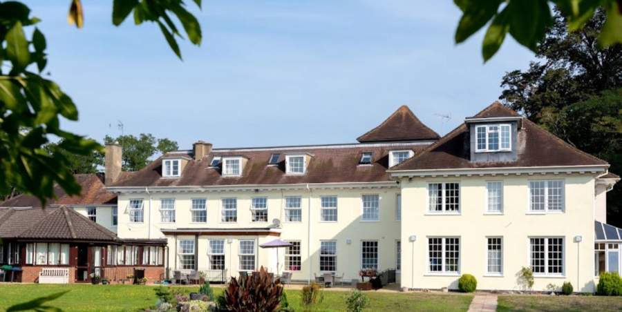 Warren Lodge Care Centre | Care Home | Finchampstead, RG40 4HR