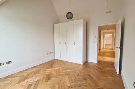 Apartment 18 image 5