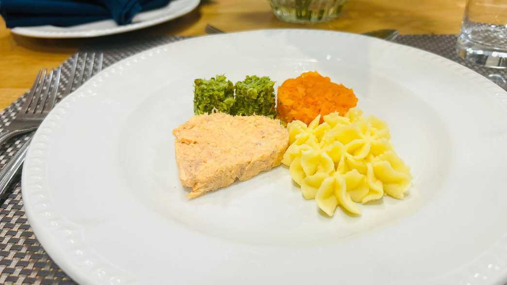TLC Cuffley Manor Care Home Care Home Potters Bar meals-carousel - 3