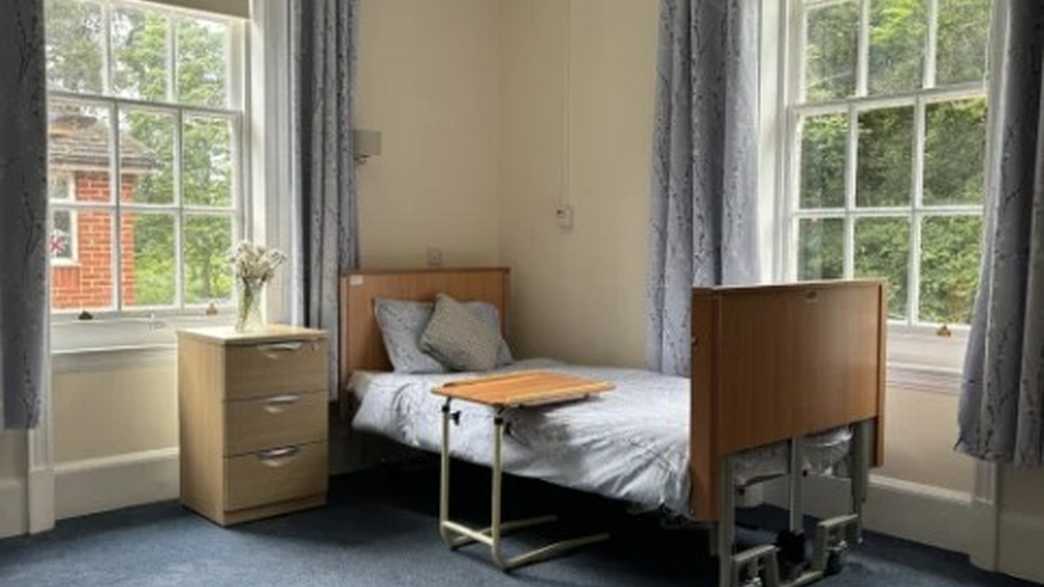 Broome End Care Home Mountfichet accommodation-carousel - 2
