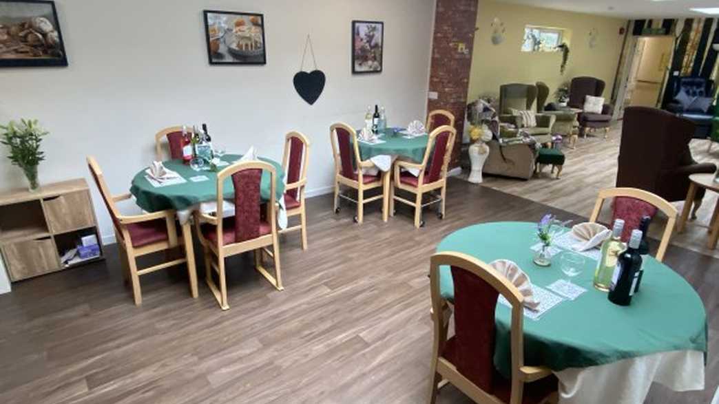 Linden House Care Home Epsom meals-carousel - 2