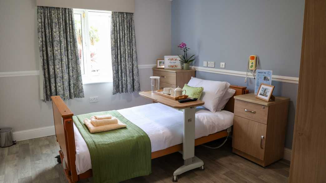 Luso Court Care Centre Care Home London accommodation-carousel - 1