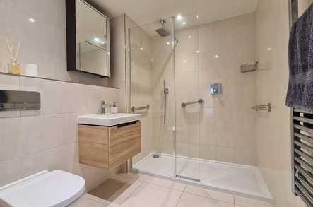 Apartment 6 image 5