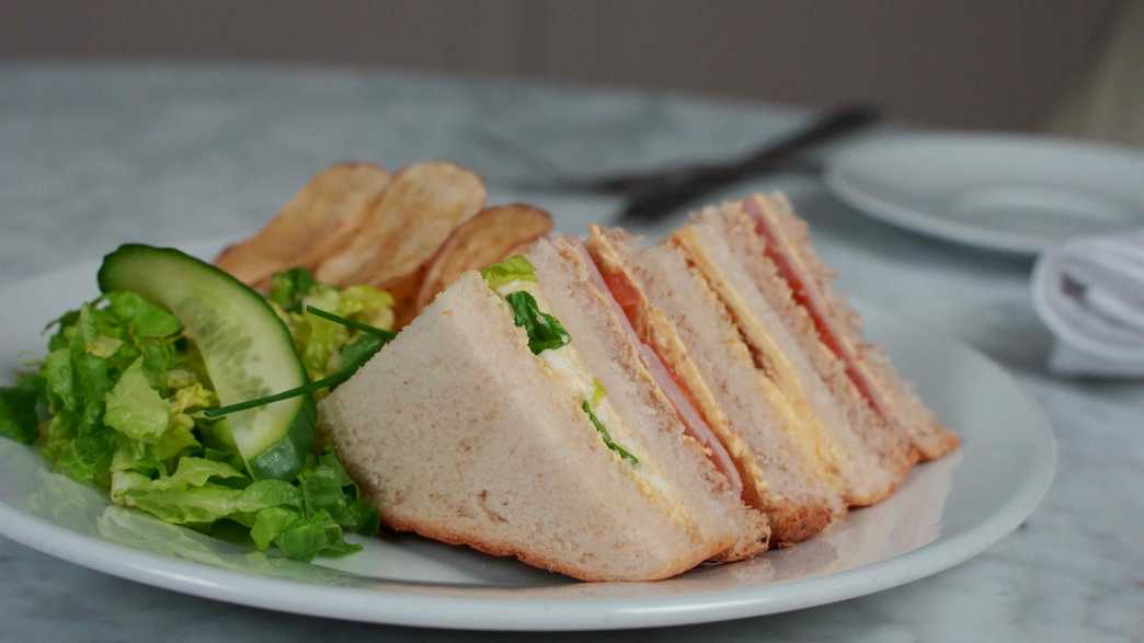 Queens Court Care Home Care Home Buckhurst Hill meals-carousel - 9