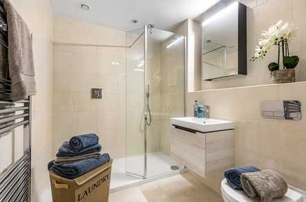 Apartment 16 image 4