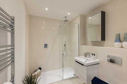 Apartment 32 image 5