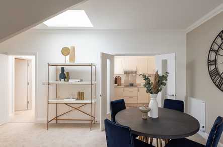 Apartment 32 image 3